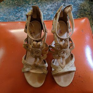 XOXO Soft - Two Tone Tan Wedges - Adorable!  Size 8.5